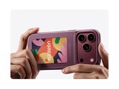 A capa Magic E-Ink está disponível em três cores. Na imagem: o acessório sendo instalado no iPhone 18 Pro.