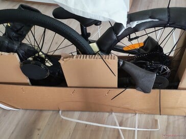 A bicicleta é entregue parcialmente montada