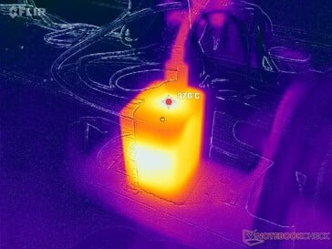 O adaptador de corrente alterna atinge mais de 38 °C ao operar com cargas exigentes