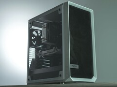 Gabinete de PC branco com painel lateral e frente de malha mostrando componentes internos e ventiladores de resfriamento. (Fonte da imagem: Anthony Roberts / Unsplash)