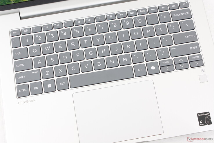 A luz de fundo do teclado é opcional. O Clickpad é razoavelmente grande para o formato, com 11,7 x 8 cm