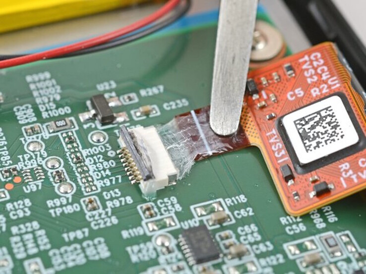 A remoção do revestimento à prova d'água pode ser muito trabalhosa. (Imagem: Kobo, iFixit)