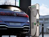 Um Mercedes-Benz em um carregador rápido (Fonte da imagem: Mercedes-Benz)