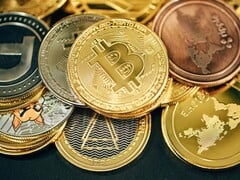 Uma pilha de criptomoedas (Fonte da imagem: Traxer/Unsplash)