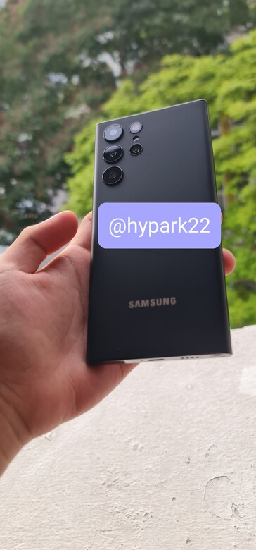 Um "Galaxy S22 Ultra" aparece em novas imagens práticas. (Fonte: hypark22 via Twitter)