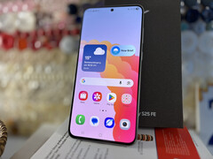 O Samsung Galaxy S25 FE de 6,7 polegadas com 128 GB está atualmente disponível por cerca de US$ 600. (Fonte da imagem: Notebookcheck)