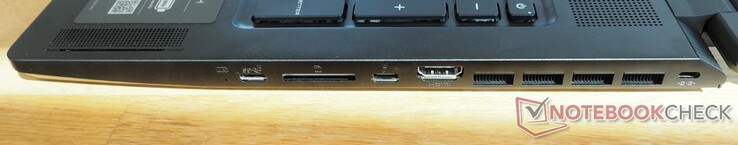 Lado direito: USB-C 3.2 Gen 2 (incl. DisplayPort), leitor de cartões, Thunderbolt 4, HDMI 2.1, fechadura Kensington