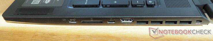 Lado direito: USB-C 3.2 Gen 2 (incl. DisplayPort), leitor de cartões, Thunderbolt 4, HDMI 2.1, fechadura Kensington