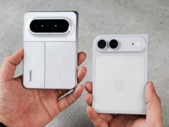 Huawei Pura X Max ao lado de um iPhone Ultra/Fold dummy.