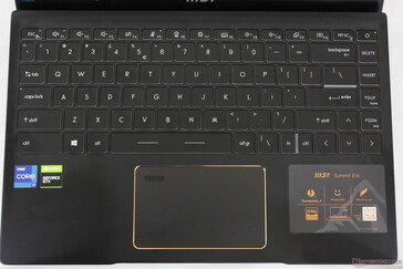 O tamanho e o layout do teclado e do clickpad são similares aos dos 15 modernos. A luz de fundo branca ilumina todas as teclas e símbolos