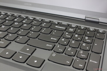 As teclas de seta de tamanho normal merecem elogios, pois geralmente são muito pequenas em laptops para jogos