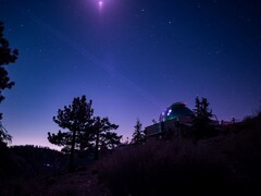 O Optical Communications Telescope Laboratory (Laboratório de Telescópio de Comunicações Ópticas) envia seu sinalizador de oito lasers para o transceptor de laser de voo do Deep Space Optical Communications (Fonte da imagem: NASA e JPL-Caltech)