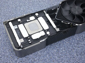 O suposto corpo da RTX 4090 Founders Edition mostrando um de seus dois grandes ventiladores. (Fonte de imagem: Chiphell)