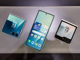 Os mais recentes telefones dobráveis da Samsung, dobrados, da esquerda para a direita: Galaxy Z Flip7, Fold7 e Flip7 FE (Fonte da imagem: Notebookcheck)