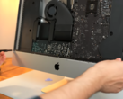 O iMac de 21,5 polegadas pode ser atualizado, mas não é fácil. (Fonte da imagem: Luke Miani)