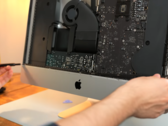 O iMac de 21,5 polegadas pode ser atualizado, mas não é fácil. (Fonte da imagem: Luke Miani)