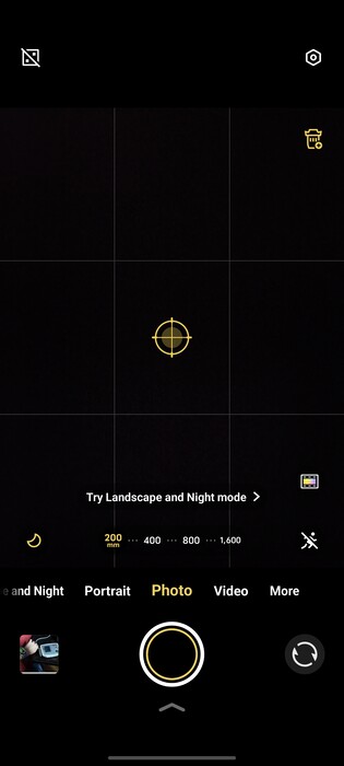 Se estiver destacado em amarelo, o modo de teleconversor com distâncias focais de 200 mm a 1600 mm está ativo.