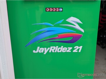 Adesivo personalizado aplicado na superfície final.