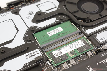 Slots SODIMM 2x acessíveis