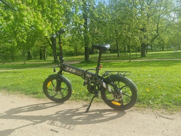 O guidão da bicicleta elétrica compacta...