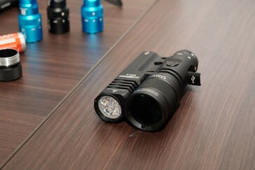 A porta USB-C é protegida por uma tampa metálica resistente.