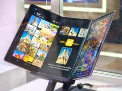 O tablet Samsung com dobra dupla, potencialmente chamado de Galaxy G Fold ou Galaxy Z TriFold, está agora pronto para ser lançado em vários países. (Fonte da imagem: Notebookcheck)