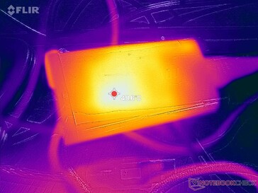 O adaptador AC pode chegar a 49 C quando a carga é exigente