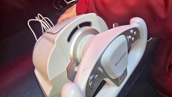 O GameSir Turbo Drive tem um ventilador que sopra ar no seu rosto em relação à sua velocidade em um jogo de corrida. (Fonte da imagem: r/kemkuro)