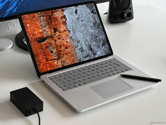 Surface Laptop Studio 2 no modo laptop, ...