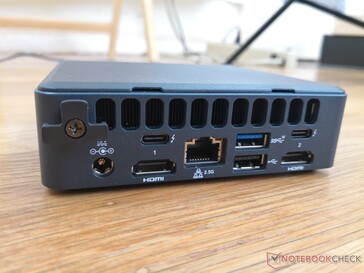 Traseira: 2x HDMI 2.0b, 2.5 Gbit RJ-45, USB-A 3.2 Gen. 2, USB-A 2.0, 2x USB-C c/ Thunderbolt 3, Thunderbolt 4, e DisplayPort