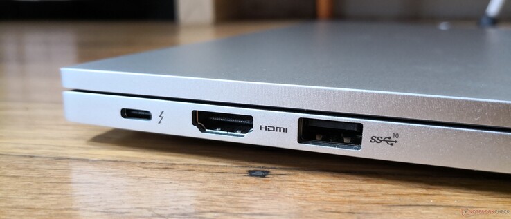 Esquerda: USB-C c/ Thunderbolt 4 + Power Delivery + DisplayPort, Kensington Lock, HDMI 2.0b, USB-A 3.2 Gen. 2