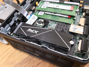 ADATA SSD com seu difusor de calor incluído instalado no NUC da Intel