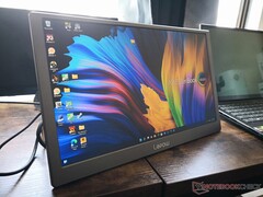 O monitor portátil Lepow C2S 15.4 tem um suporte de chute melhor do que a maioria dos outros