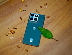 O Edge 70 faz as coisas de forma bem diferente do seu antecessor e dá menos ênfase à flexibilidade do sistema de câmera. (Fonte da imagem: Notebookcheck)