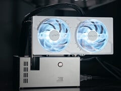 O NXPort com uma placa de vídeo de desktop de slot duplo instalada. (Fonte da imagem: Marc Taraz &amp;amp; NXPort)
