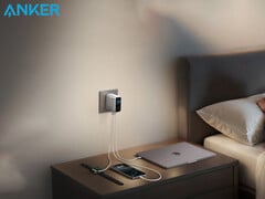 O novo carregador de parede Anker Prime 160 W terá três portas. Na foto, o carregador para laptop de 140 W carregando um relógio Apple, um iPhone e um MacBook. (Fonte da imagem: Anker - editado)