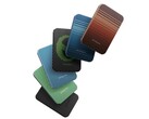 O banco de energia magnético Pitaka Aramid Fiber está disponível nas cores moonrise, preto, sunset, alienígena, verde floresta e azul oceano com acabamento em fibra de aramida (Fonte da imagem: Pitaka)