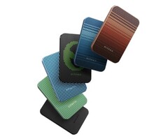 O banco de energia magnético Pitaka Aramid Fiber está disponível nas cores moonrise, preto, sunset, alienígena, verde floresta e azul oceano com acabamento em fibra de aramida (Fonte da imagem: Pitaka)