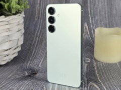 O Notebookcheck analisou o Samsung Galaxy S25 (Fonte da imagem: Marcus Herbrich)