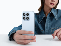 O Xiaomi 18 pode ter uma tela de 6,4 polegadas. Foto: uma imagem promocional mostrando o Xiaomi 17 sendo segurado por uma mulher.
