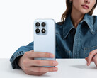 O Xiaomi 18 pode ter uma tela de 6,4 polegadas. Foto: uma imagem promocional mostrando o Xiaomi 17 sendo segurado por uma mulher.