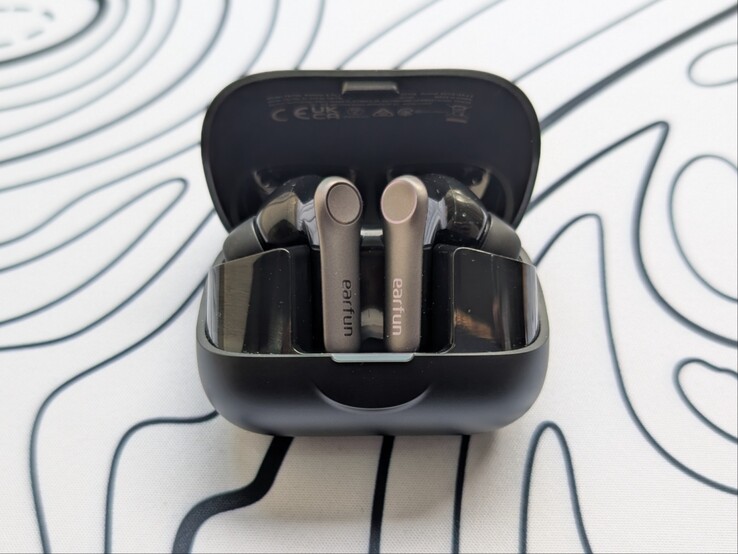 Air Pro 4+ no estojo de carregamento compacto