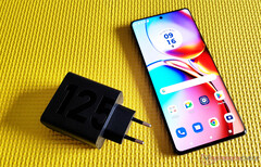 O Edge 50 Pro poderia retornar com carregamento com fio de 125 W, modelo atual na foto. (Fonte da imagem: Notebookcheck)