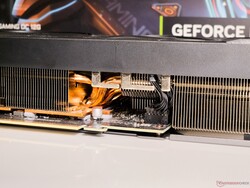 A RTX 4070 Super Gaming OC possui oito heatpipes de cobre