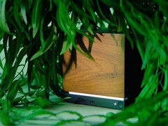 Máquina a vapor com placa frontal de madeira.