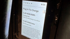 Tela do novo terminal de pagamento com cartão V4 Supercharger da Tesla (imagem: Inert82/Reddit)