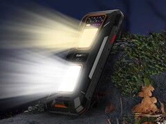 O WP58 Pro é um smartphone robusto com duas lanternas (Fonte da imagem: Oukitel)