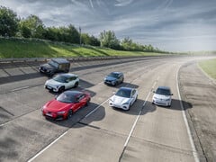 Carros elétricos em uma estrada britânica (Fonte da imagem: SMMT)
