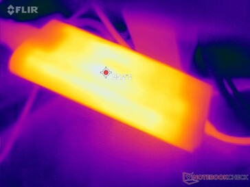 O adaptador CA atinge mais de 35 °C quando se joga por longos períodos