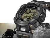 O Casio G-Shock Frogman GWF-D1000BC-1JF é mostrado em ângulo, destacando sua caixa robusta e assimétrica e sua pulseira composta.